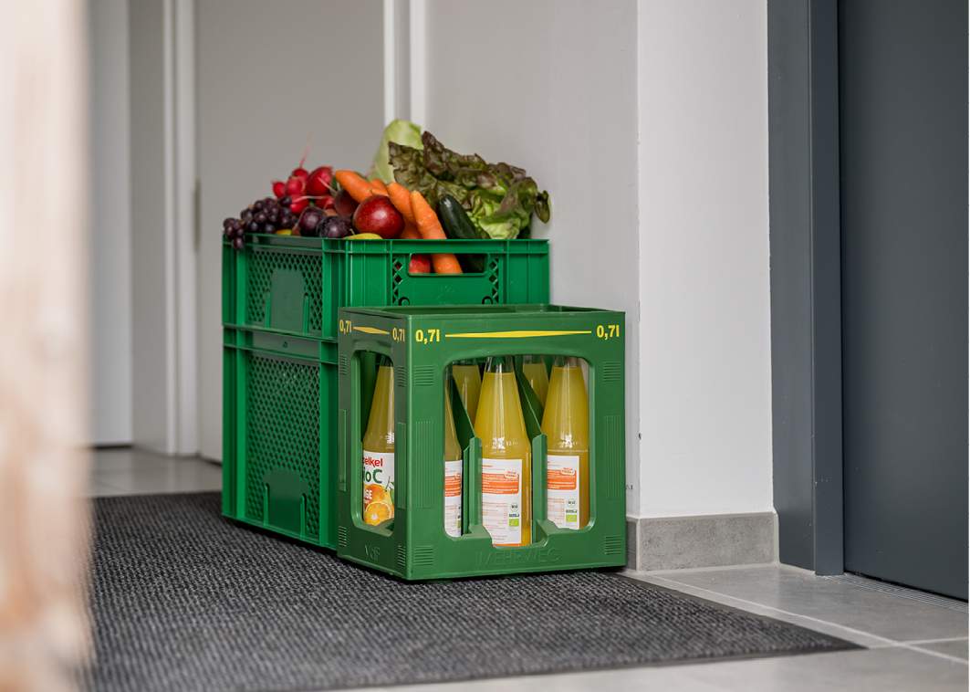 Ökokisten Lieferung in einem Hausflur vor der Wohnungstür abgestellt.