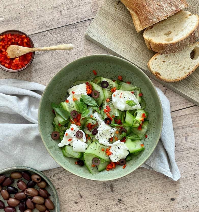 Gurken-Carpaccio mit Burrata