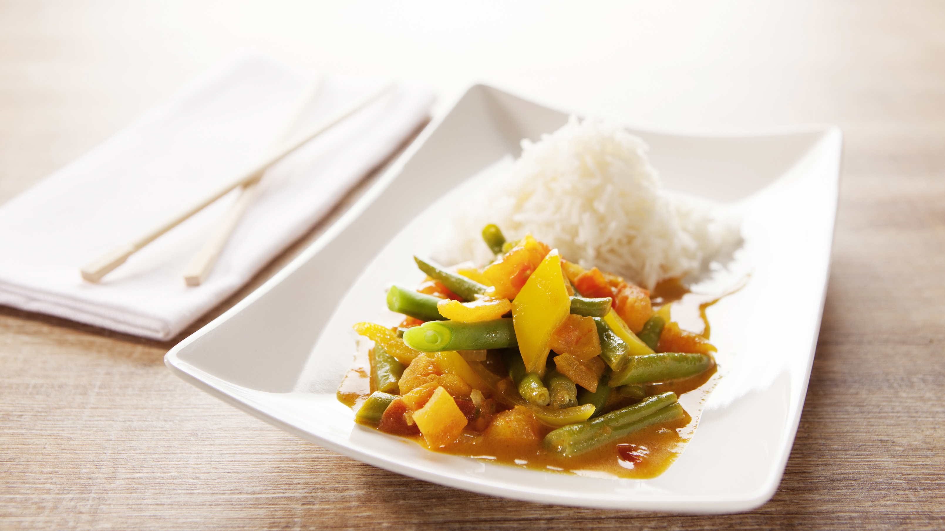 Scharfes Thai-Curry mit Paprika und grünen Bohnen