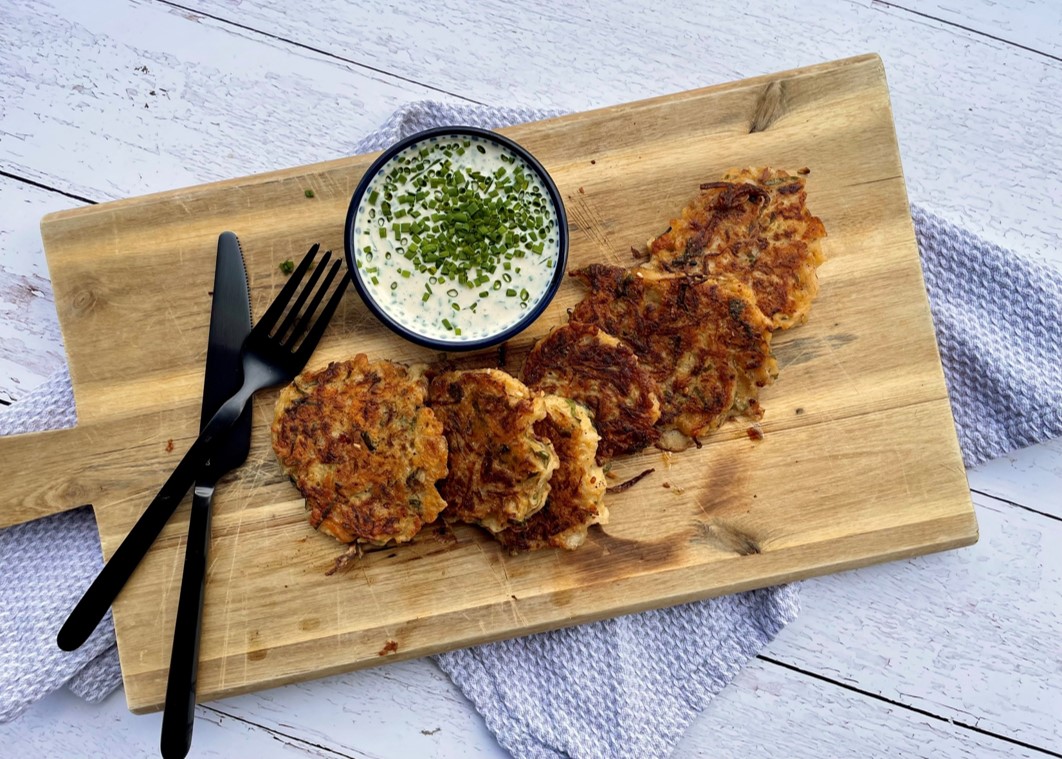 Sauerkraut-Puffer mit Schnittlauch Sauce