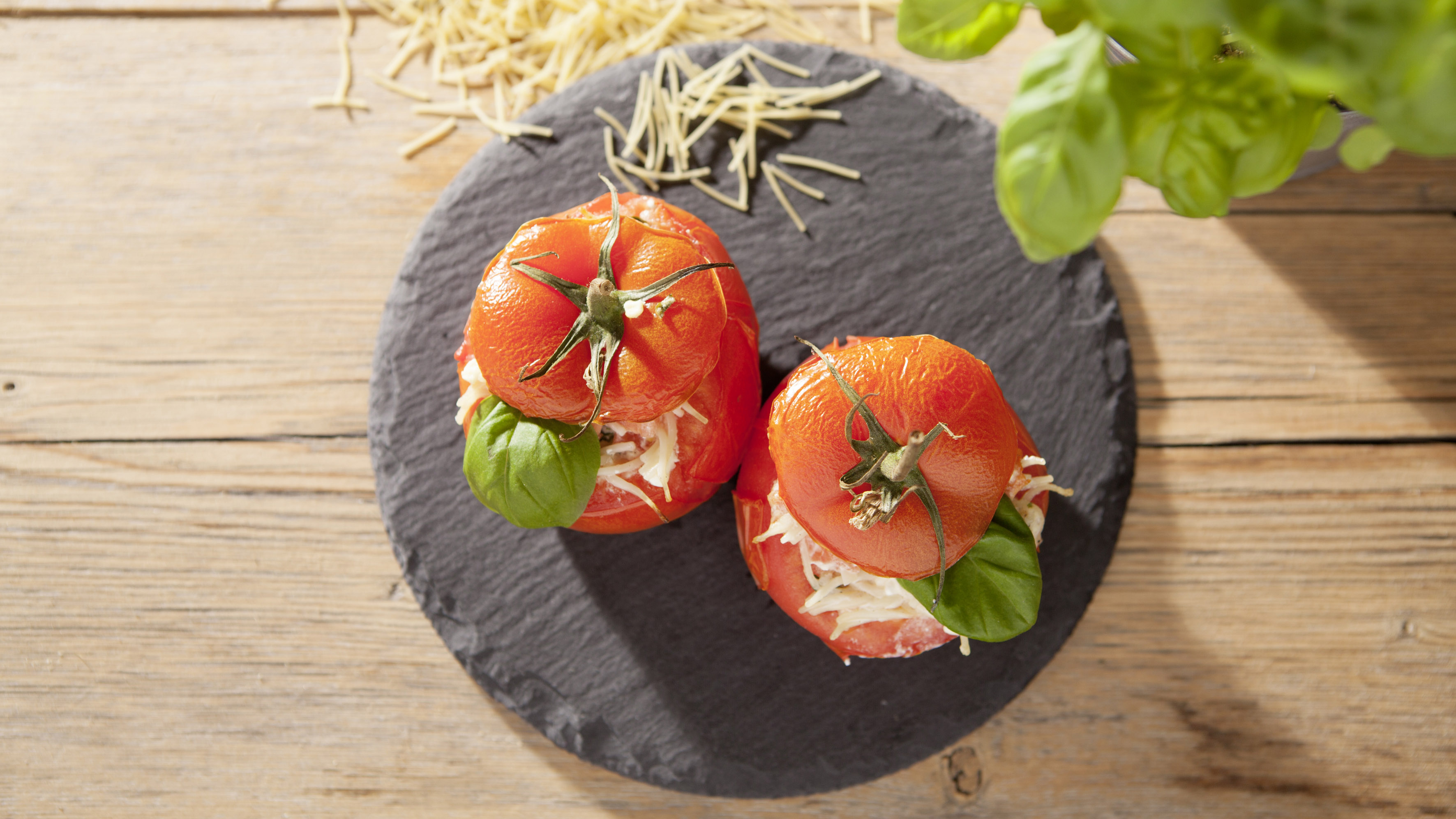 Gefüllte Tomaten mit Hüttenkäse, Fadennudeln und Basilikum
