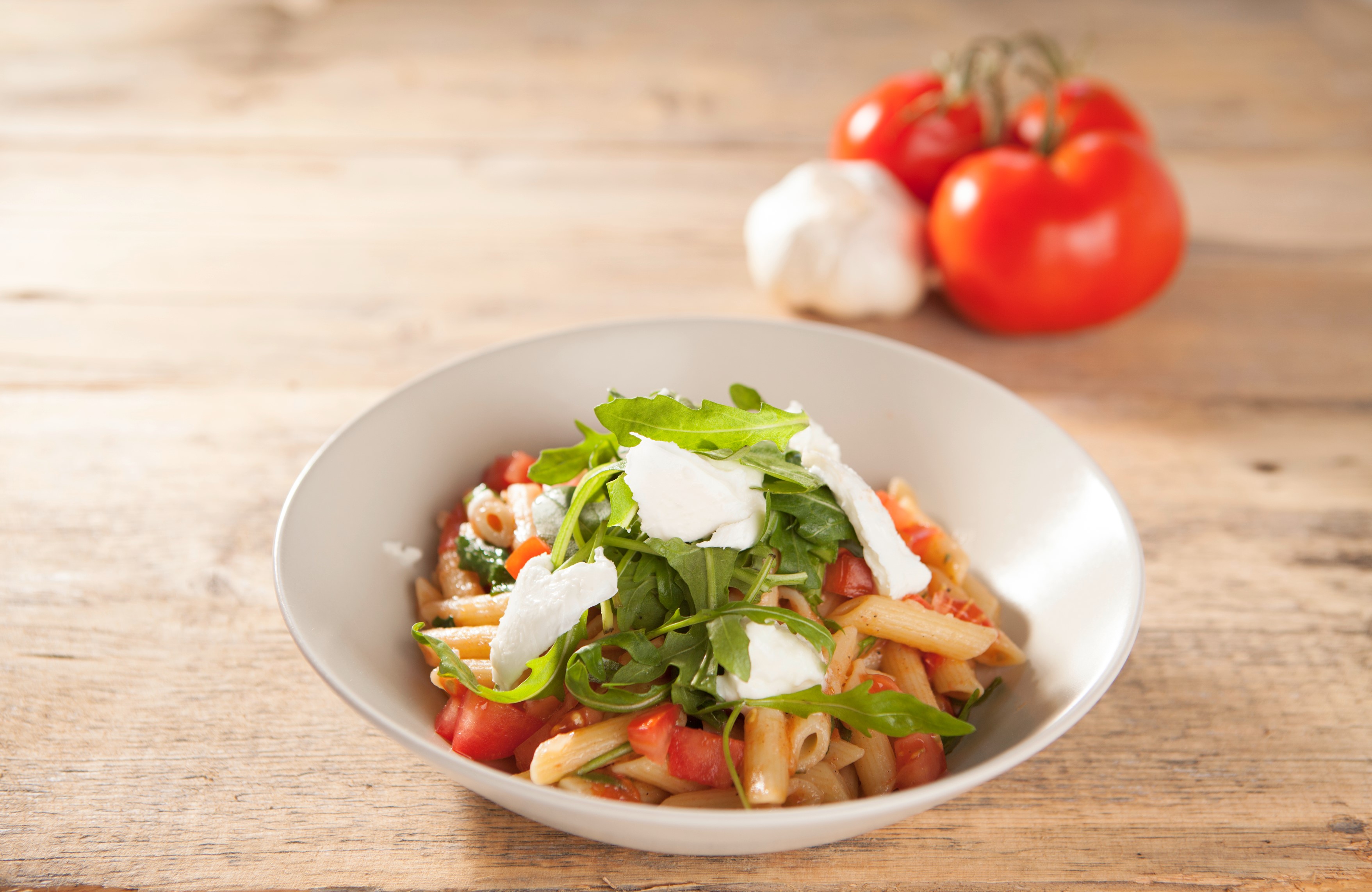 Penne mit Rucola, Büffelmozzarella und Tomaten