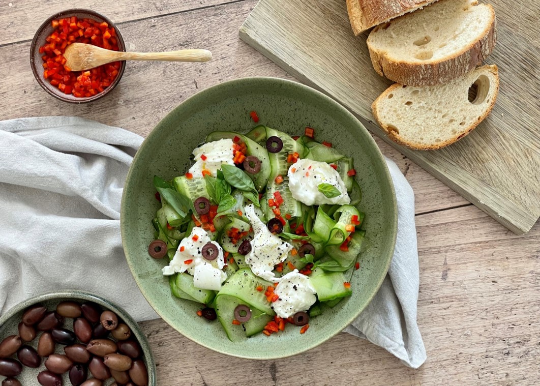 Gurken-Carpaccio mit Burrata