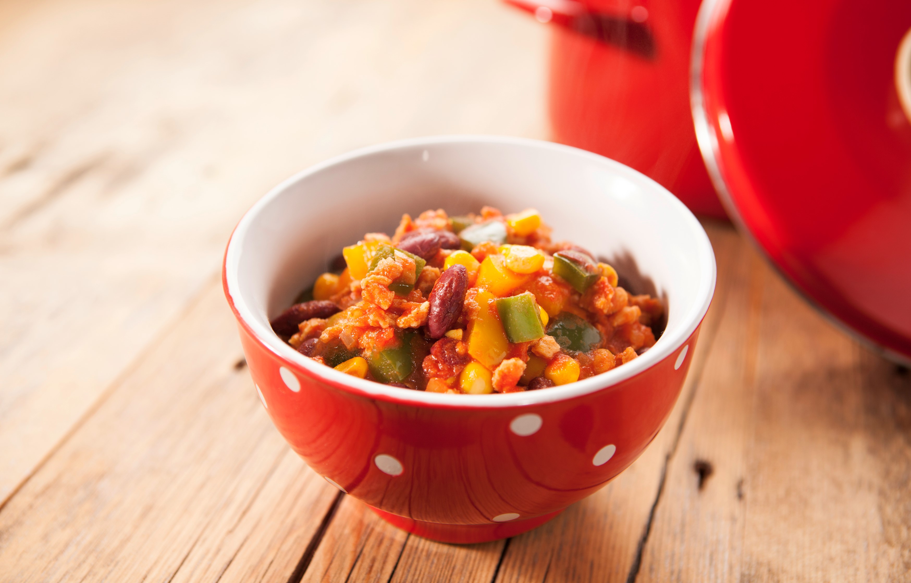 Scharfer Paprika-Bohnen-Mais-Topf mit Sojaschnetzel