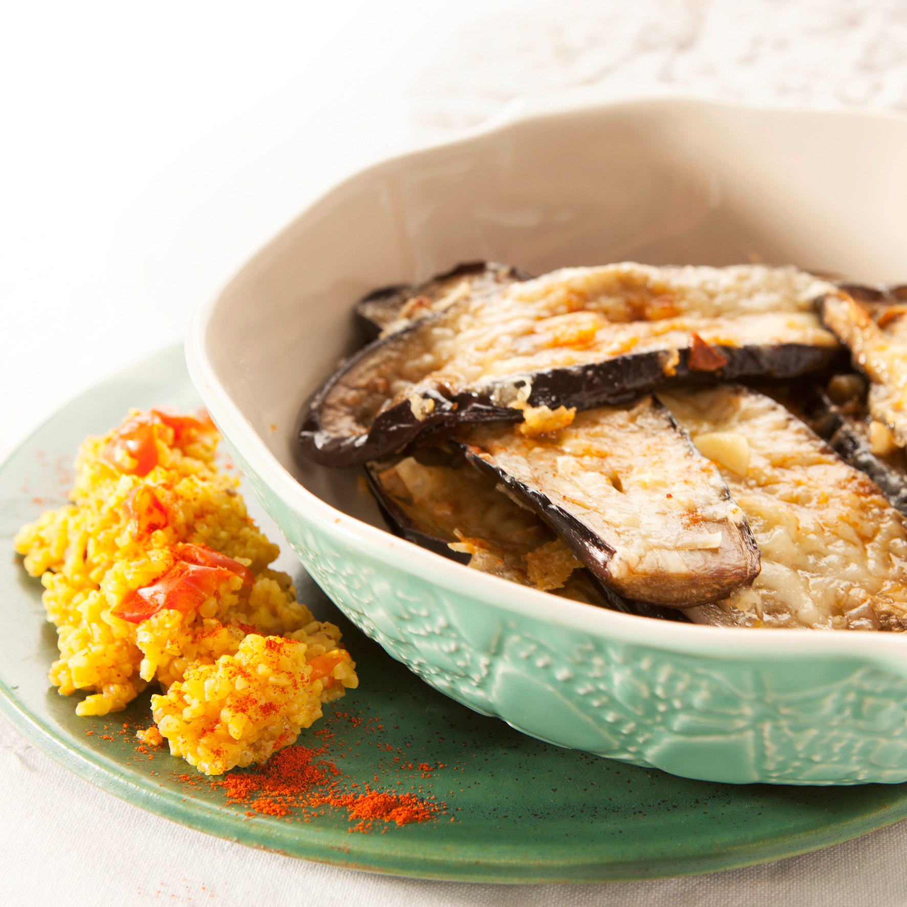 Gratinierte Aubergine mit Tomaten-Bulgur und Jogurt