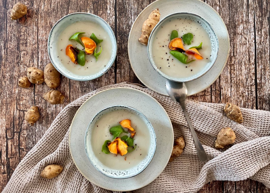 Topinambursuppe mit Süßkartoffel-Chips