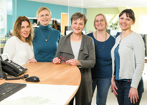 Gruppenbild mit Büromitarbeiterinnen.