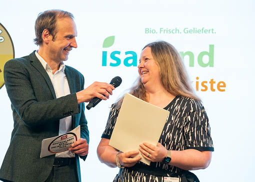 Nicole Göpel, eine der Geschäftsführerinnen der Isarland Ökokiste, wird bei der Preisverleihung zu Deutschlands besten Onlineportalen auf der Bühne interviewt.