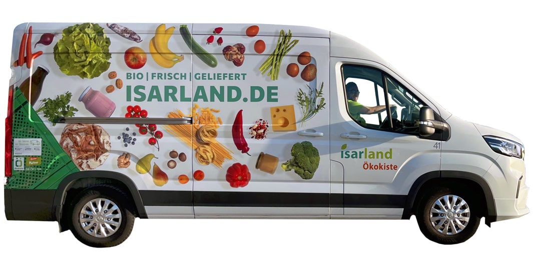 Isarland Ökokisten Lieferwagen fährt von links nach rechts