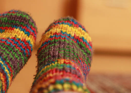 Füße in warme, bunten Wollsocken.