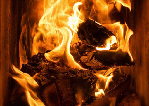 Nahaufnahme eines brennenden Holzfeuers im Kamin.