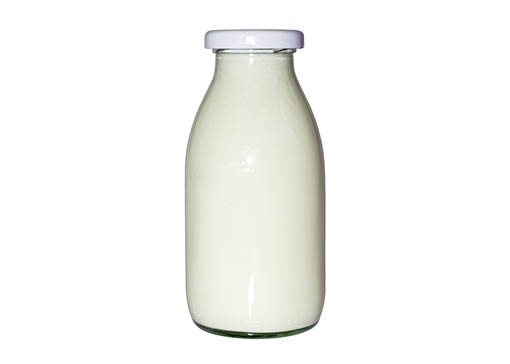 Eine kleine Glasflasche mit Milch.