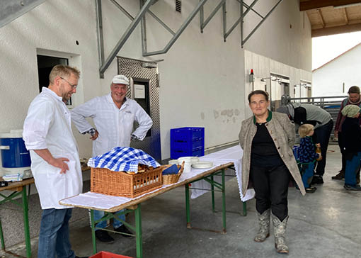 Zwei TAGWERK Biometzgerei Mitarbeitende und Besuchende in Niederhummel.