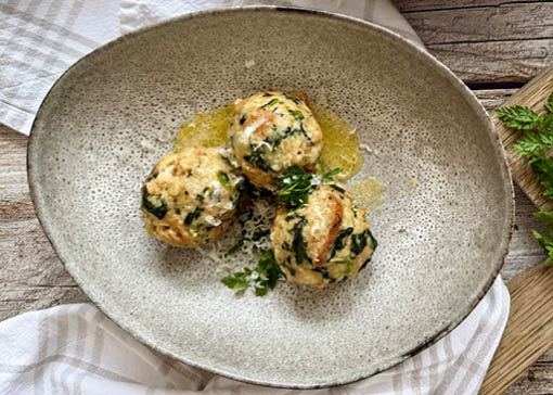 Spinatknödel in einem tiefen Teller
