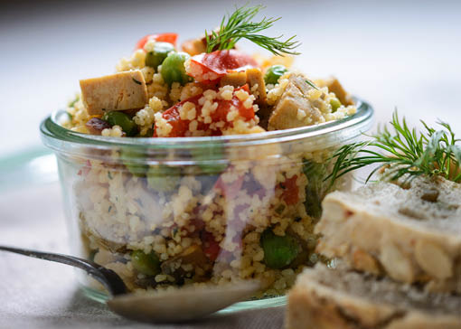 Gläschen mit Couscous-Salat.