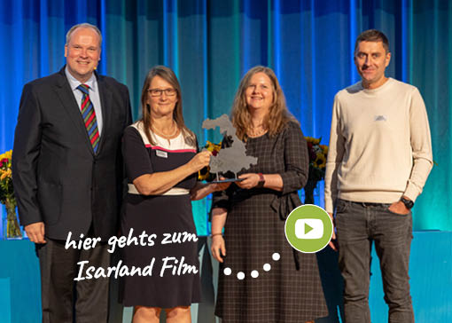 Die drei Isarland Geschäftsführenden halten den gewonnenen Zukunftspreis des Landkreises München in Händen.