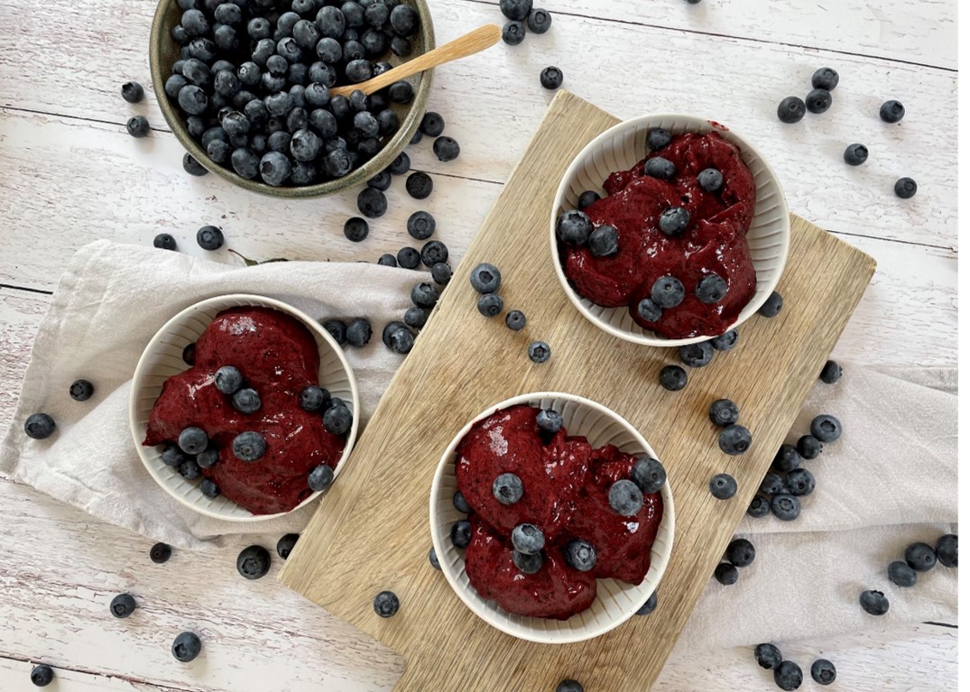 Arrangement mit Schüsselchen mit Blaubeer-Nicecream und Blaubeeren