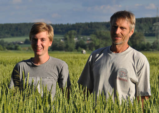 Stefan Jahrstorfer mit seinem Sohn auf einem seinen Felder.