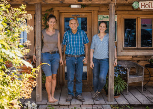 Raphaela und Bernadette Lex mit ihrem Vater.