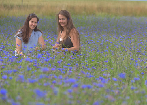 Raphaela und Bernadette Lex auf einem Feld.