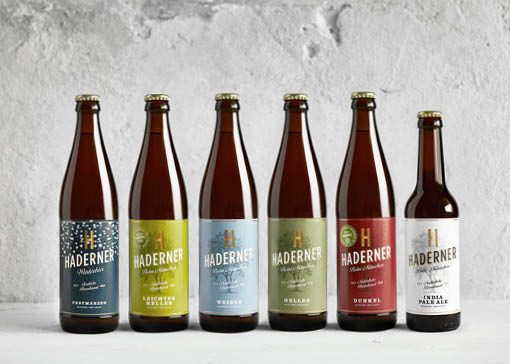 Verschiedene Bierflaschen. Die Produkte der Brauerei.
