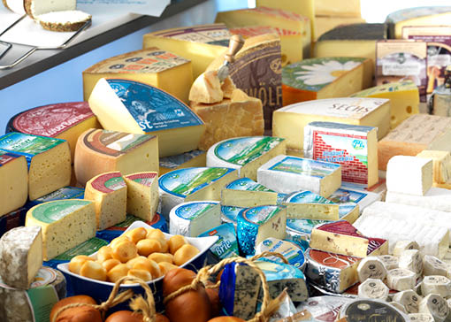 Käsetheke mit Produkten der Molkerei.