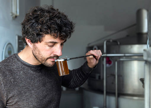 Geschäftsführer Max Krieger beim Verkosten von BIer im Brauhaus.
