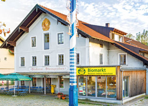 Ein Haus in ländlichem Stil, in dem sich die Bäckerei befindet.
