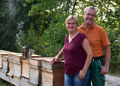 Hermann Thanner und seine Frau stehen neben ihren Bienenkästen.