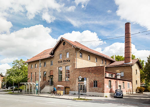 Ein schönes, altes Backsteingebäude, der Hauptsitz der The Duke Destillerie