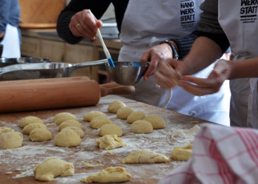 Spinatknödel in einem tiefen Teller