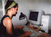 Beate Mayer sitzt als junge Gründerin in den Neuzigerjahren vor einem PC.