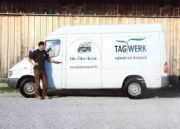 Christian Supenkämper in den Neunzigerjahren vor einem Tagwerk Ökokisten Lieferwagen.
