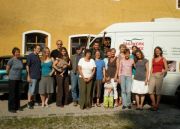 Gruppenbild des Teams der Tagwerk Ökokiste 2001 am Gut Riem. 