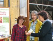 Tagwerk Ökokisten Mitarbeiterin berät Kundinnen beim Hoffest in Riem.
