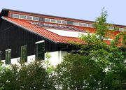 Gebäude der Isarland Ökokiste mit Photovoltaik auf dem Dach in Taufkirchen, Potzham.