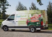 Lieferwagen der Isarland Ökokiste im Grünen.