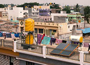 Solarpanel, Kocher und Wäsche auf einem Dach in Indien.