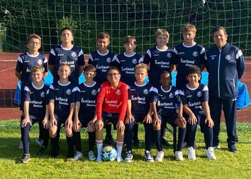 Gruppenbild der U13 Jugend-Fussballmannschaft des SV-DJK Taufkirchen mit Trainer Hassan.