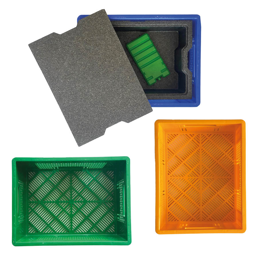 Pfandkisten in grün, orange und blau mit Kühlakku.